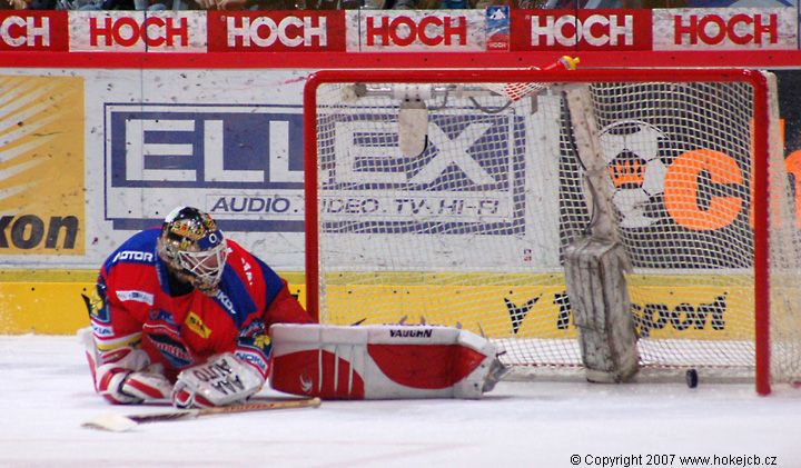 » další foto: Čtyři domácí hráči na trestné lavici.