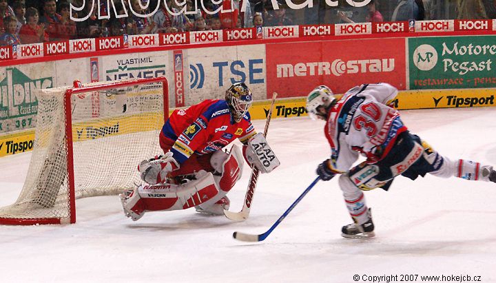 » další foto: Dvojice neprofesionálních rozhodčích - Turčan Jebavý